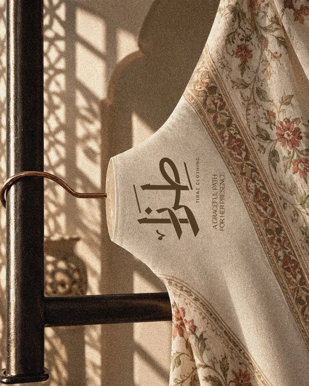 ثوب على علاقة مع ملصق شعار طراز